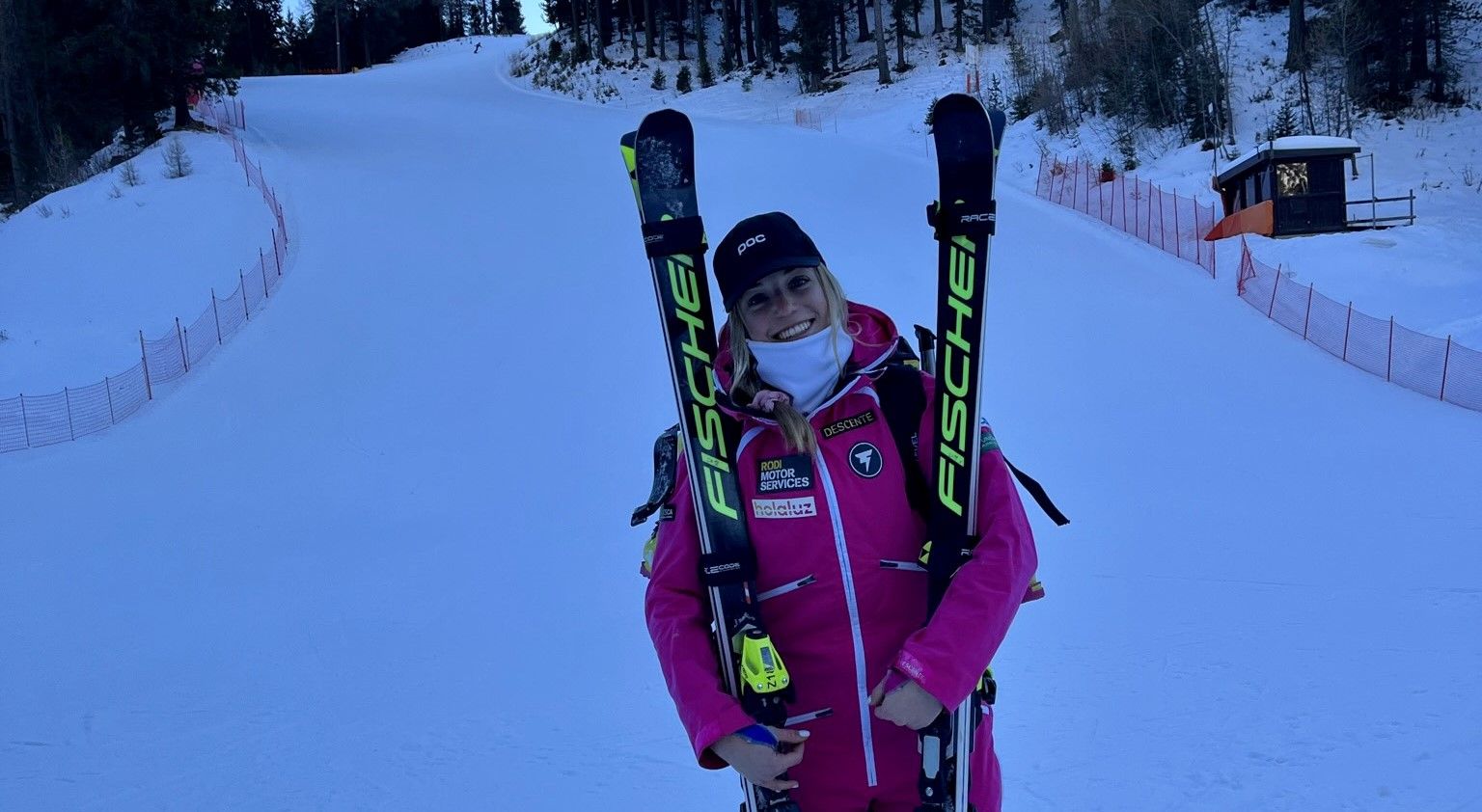 Celia Abad, sonriente junto a los esquís.