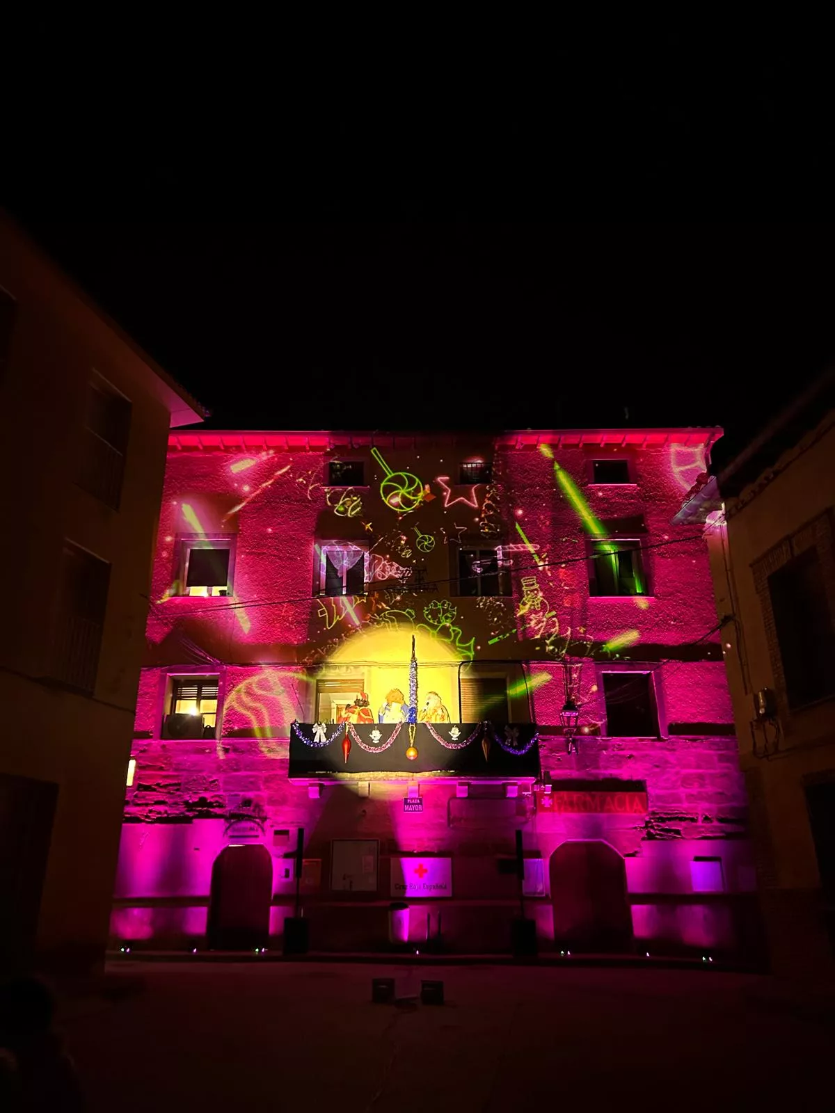 Fachada del Ayuntamiento de Angüés con los Reyes Magos en el balcón