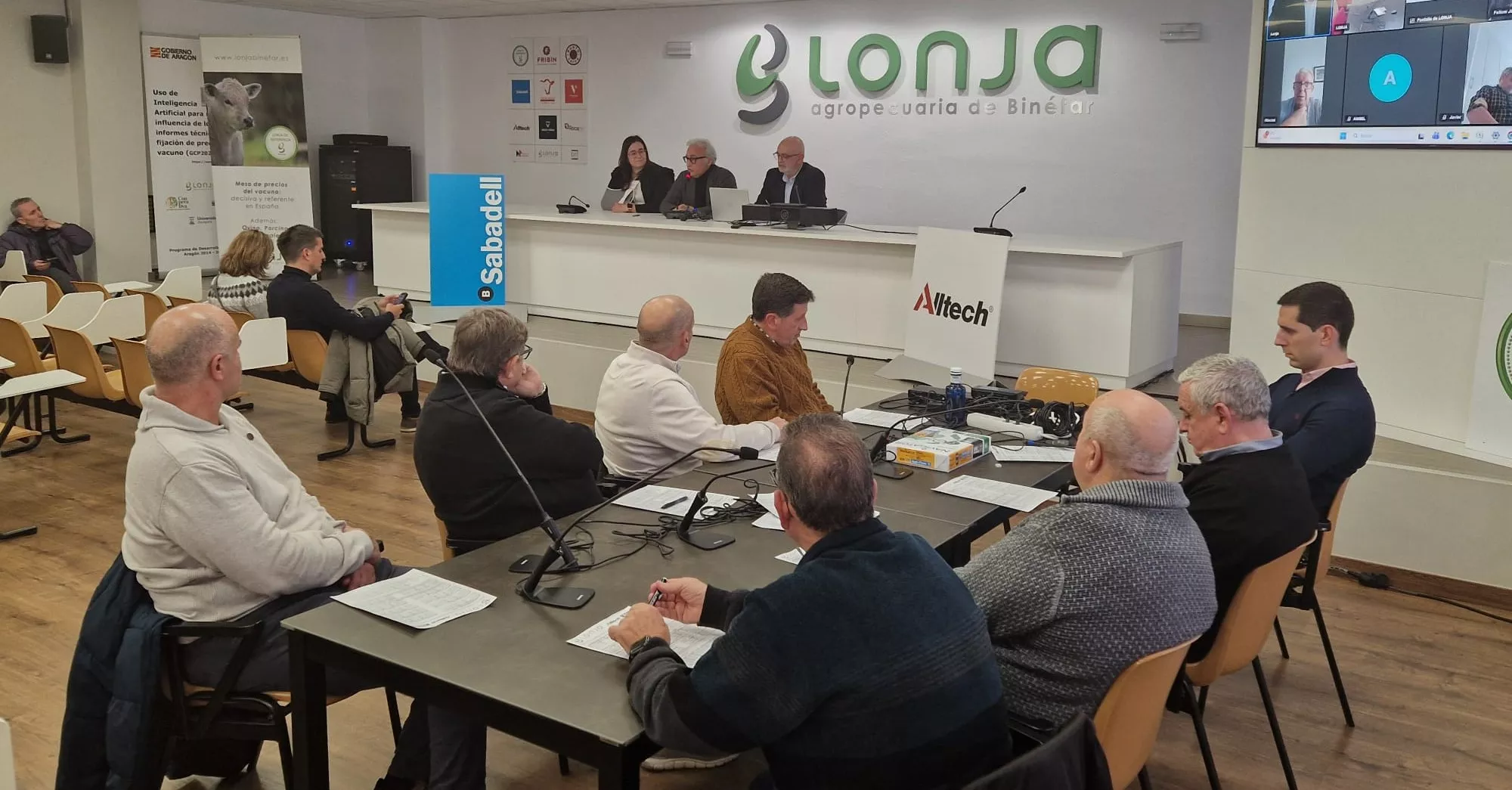 El consejero Rincón preside la primera mesa de precios del año de la Lonja de Binéfar y anuncia un refuerzo de la vacunación.