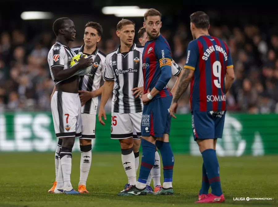 Pulido y Enrich ante el Castellón. El capitán ya sabía del interés del Almería