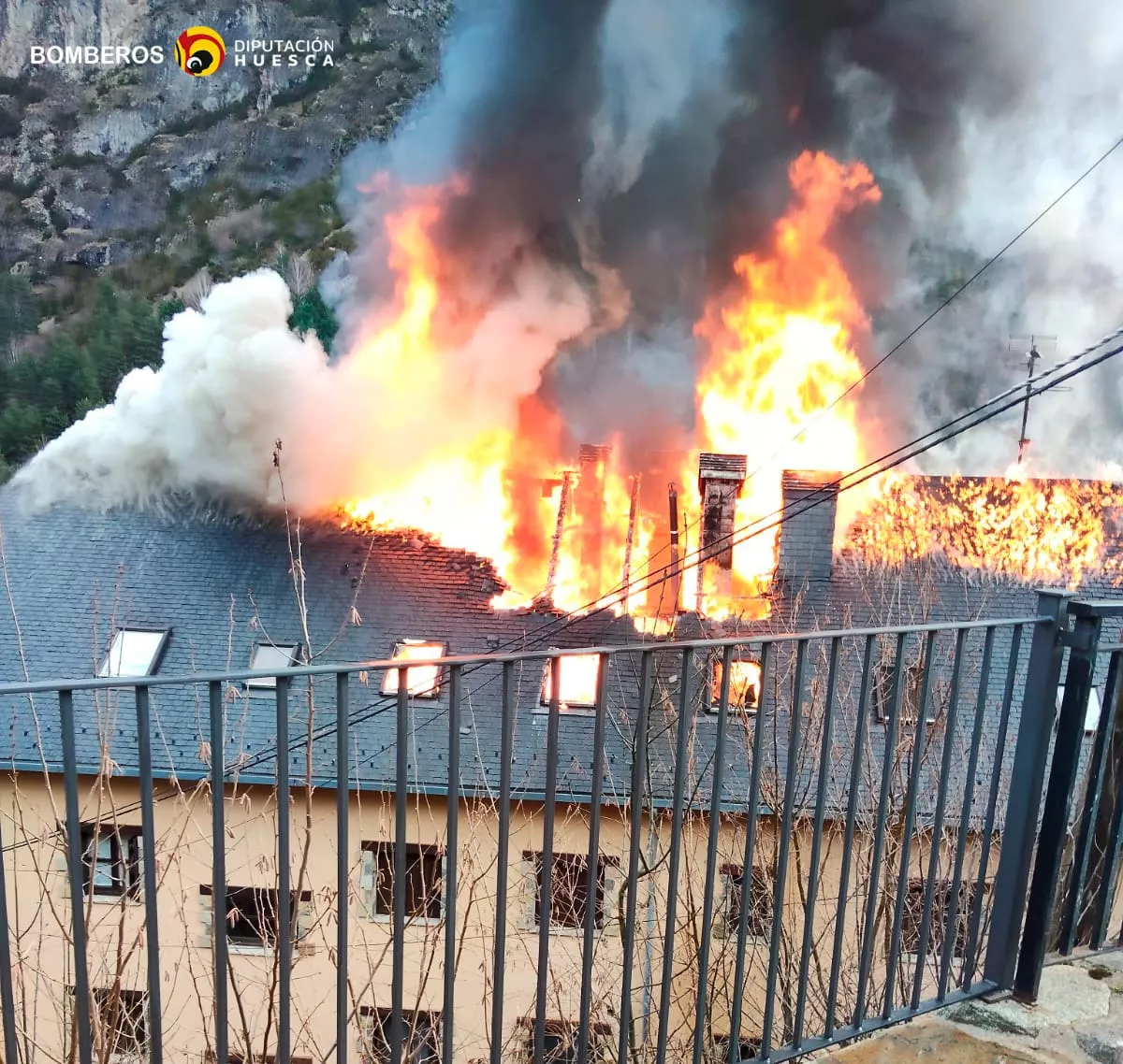Incendio en Parzán en un bloque de seis apartamentos de donde han sido desalojadas 15 personasv