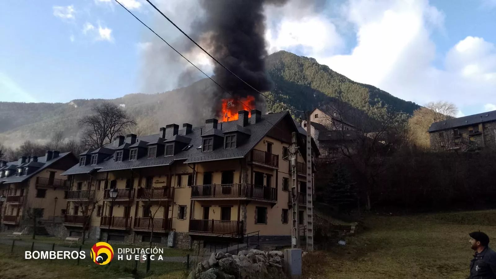Incendio en un bloque de seis apartamentos en Parzán