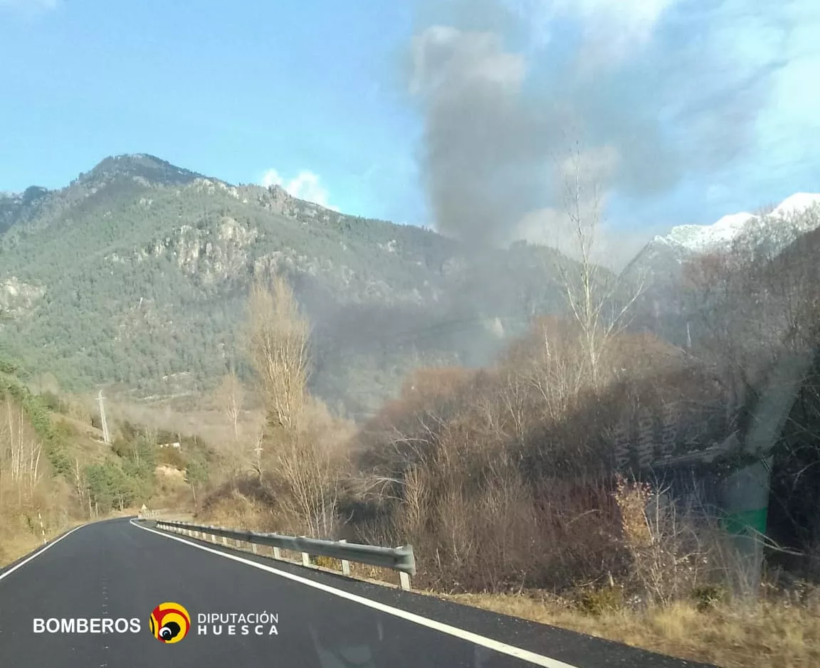 Incendio en un bloque de seis apartamentos en Parzán
