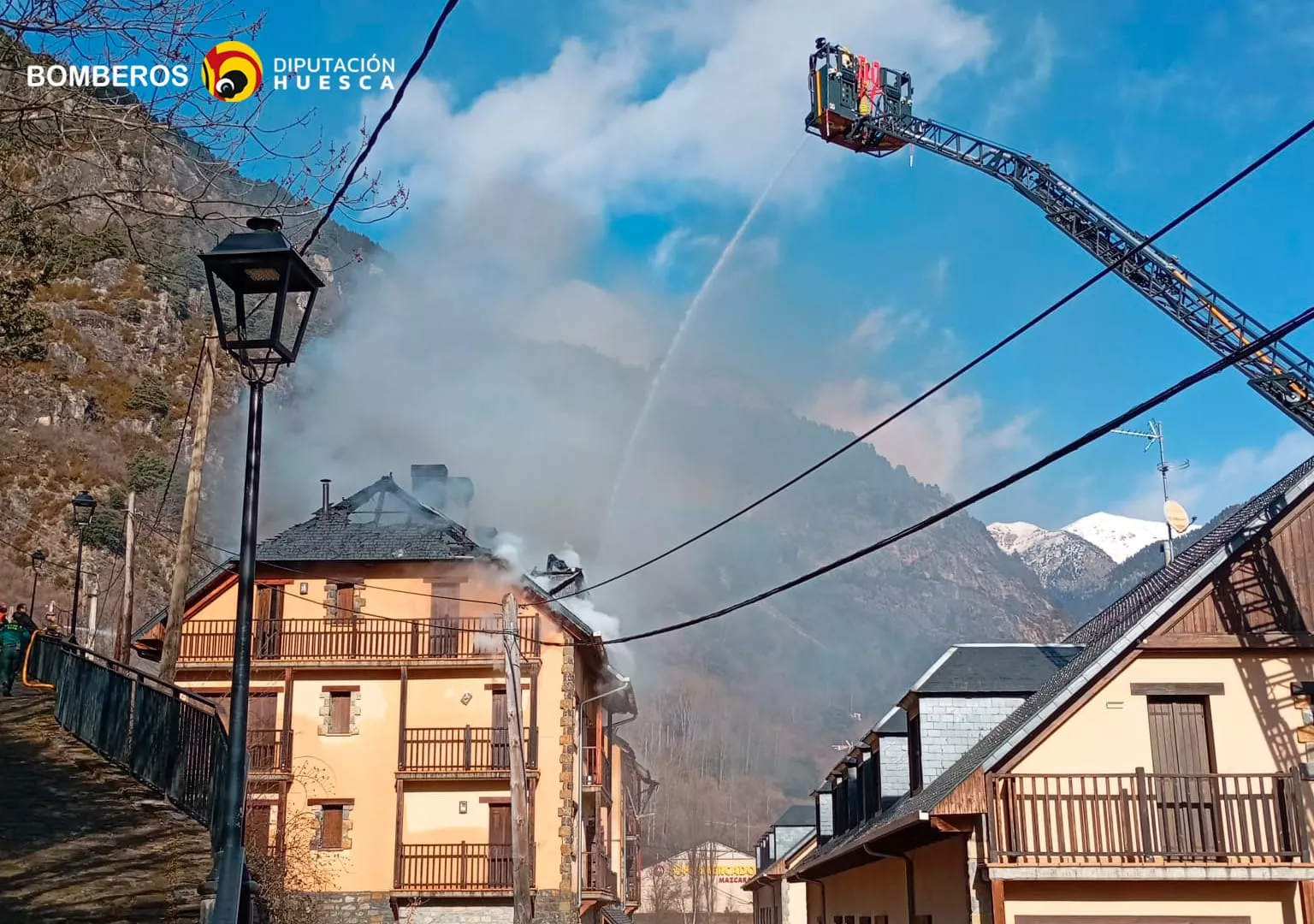 Incendio en un bloque de seis apartamentos en Parzán