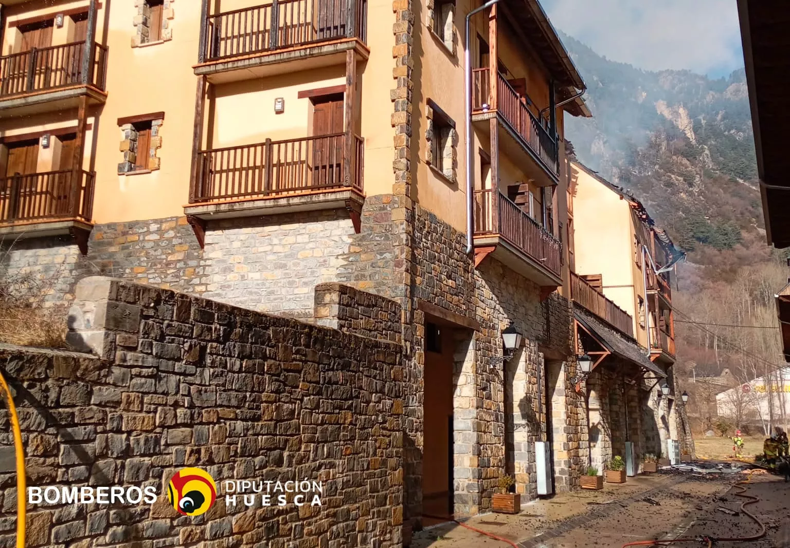 Incendio en un bloque de seis apartamentos en Parzán