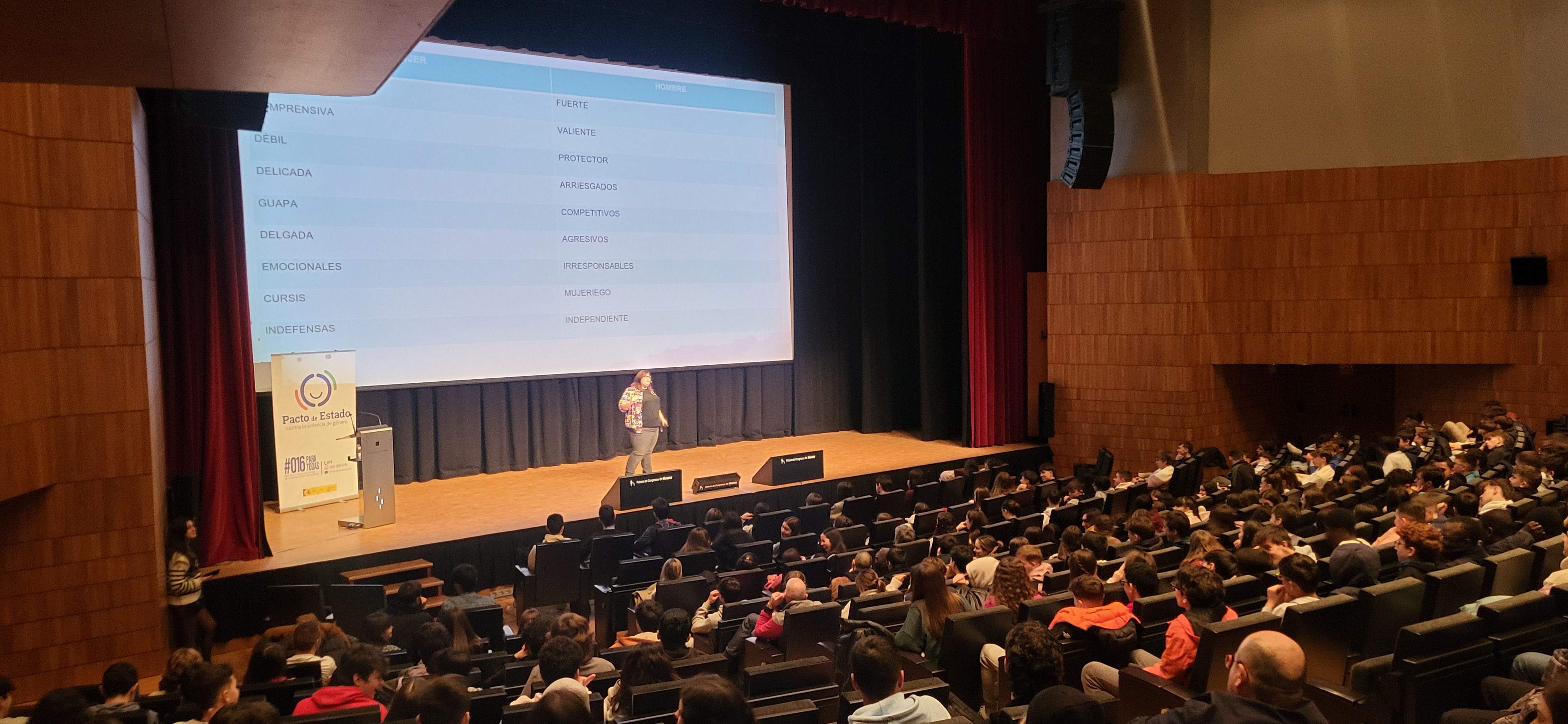 Imágenes de Marina Marroquí y el taller que ha impartido en Huesca  