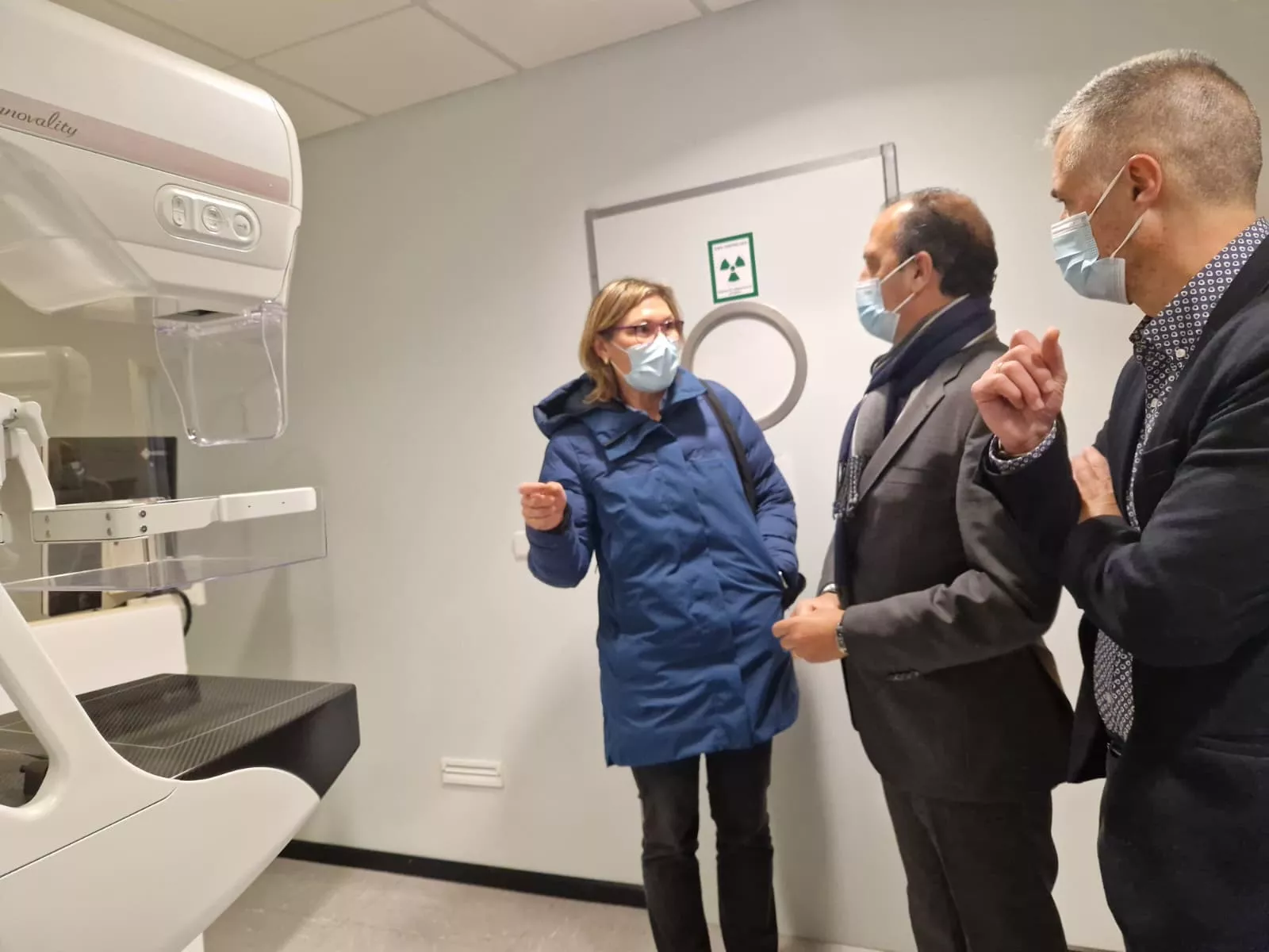 Bancalero, con Carlos Serrano y Susana Domingo han visitado el área de Radiología y Rehabilitación del Hospital de Jaca.