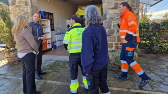 El consejero y la gerente del 061, Marta Sampériz, han visitado la base del 061 de Sabiñánigo y reunido con los trabajadores.
