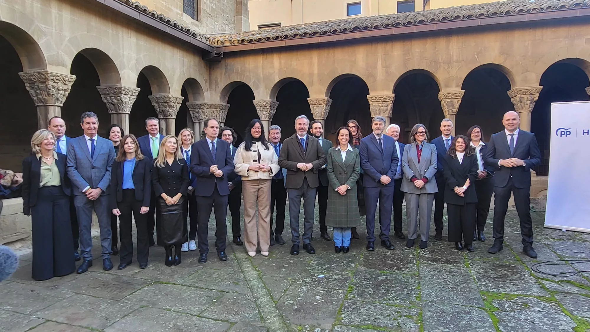 Jorge Azcón con la candidatura de Huesca en el Claustro de San Pedro