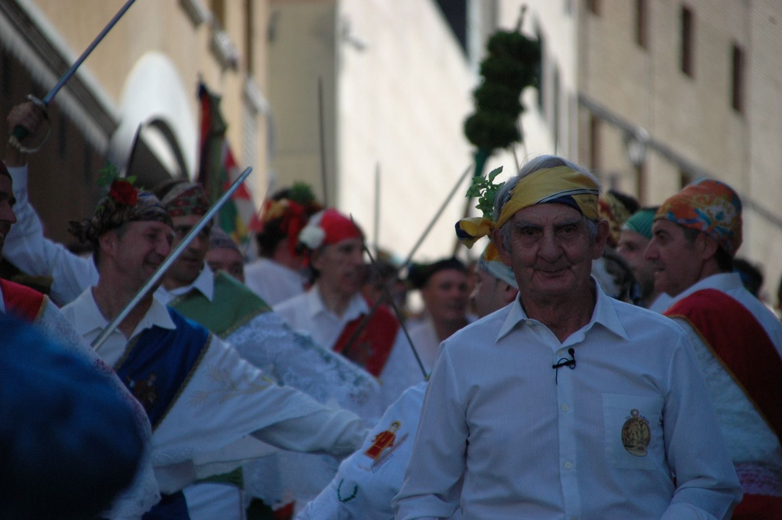 El mayoral, Paco San Emeterio, y los Danzantes detrás. FOTO: JAVIER DOMINGO PIQUERO