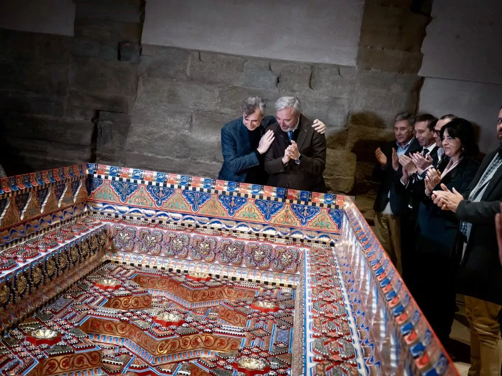 El presidente Azcón asiste a la presentación del cuarto alfarje realizado por el proyecto 'Sigena Mágica'.Fabián Simón.