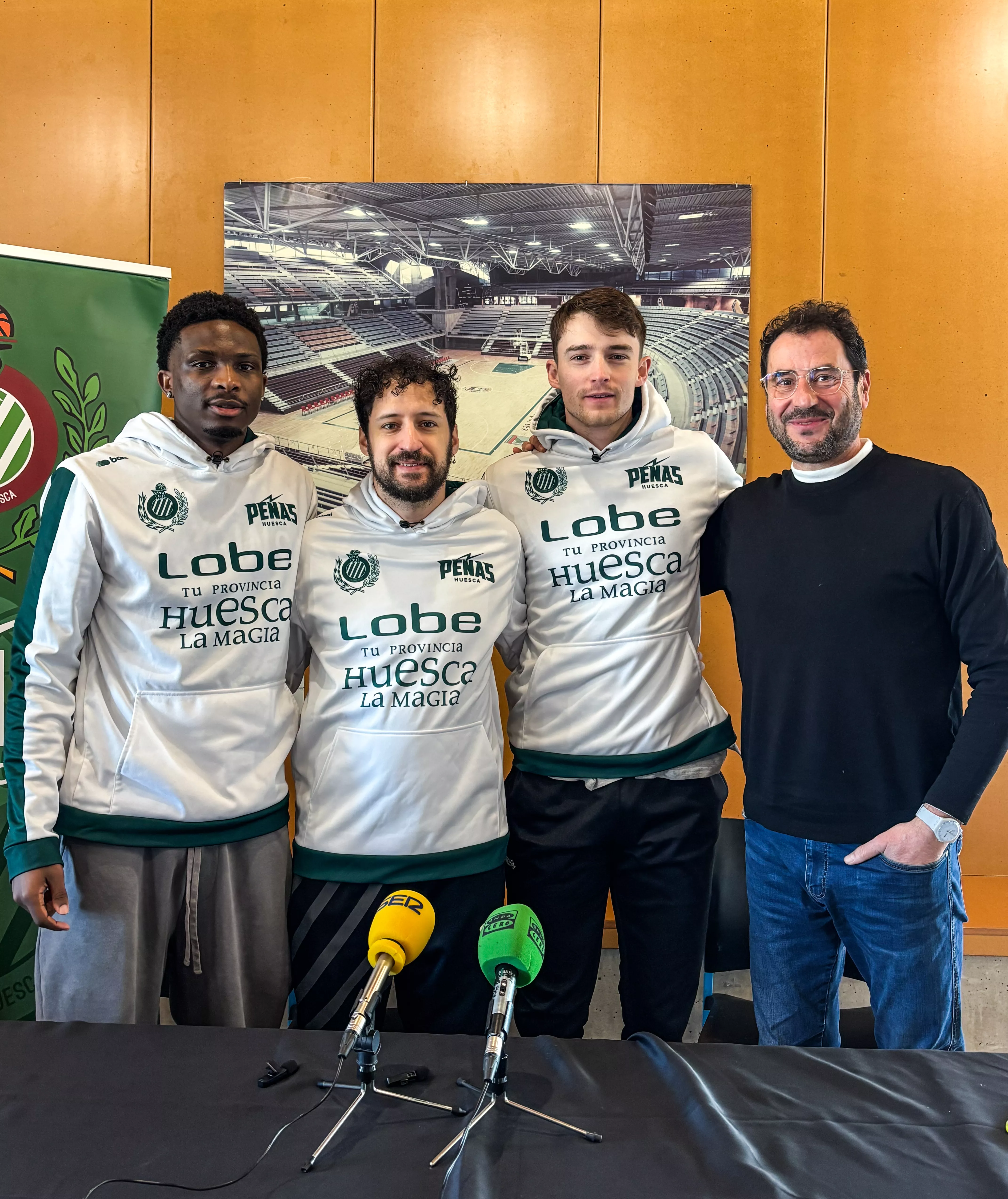 Amari Smith, Pablo Suárez, Santi Cerdán y Fernando Lascorz, en la previa frente a la SBA