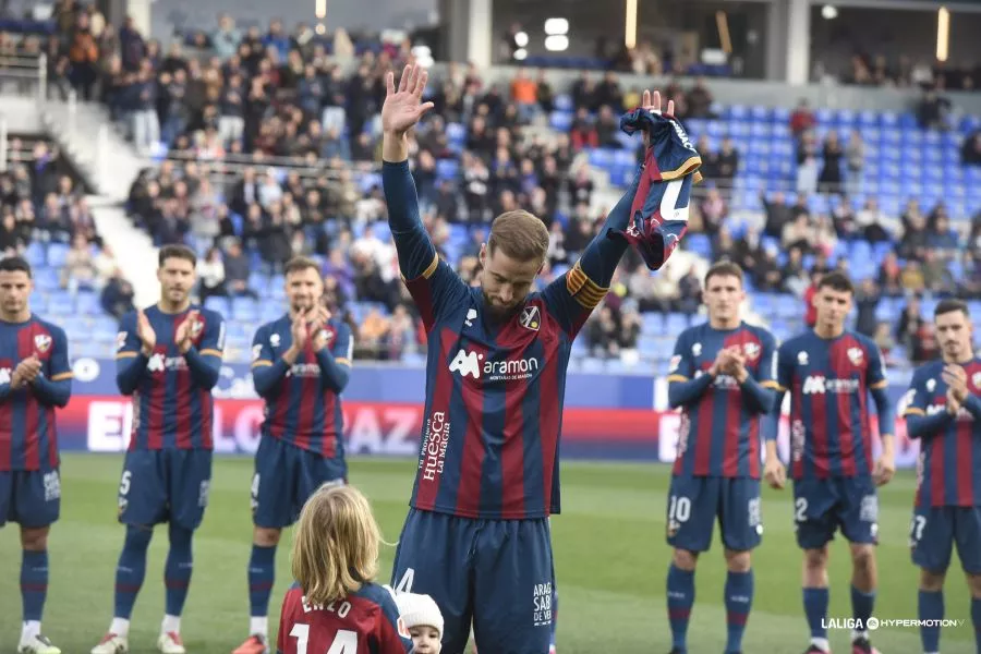 Pullido agradece el homenaje por su partido 300 con la camiseta del Huesca. Un bote de menos en el océano