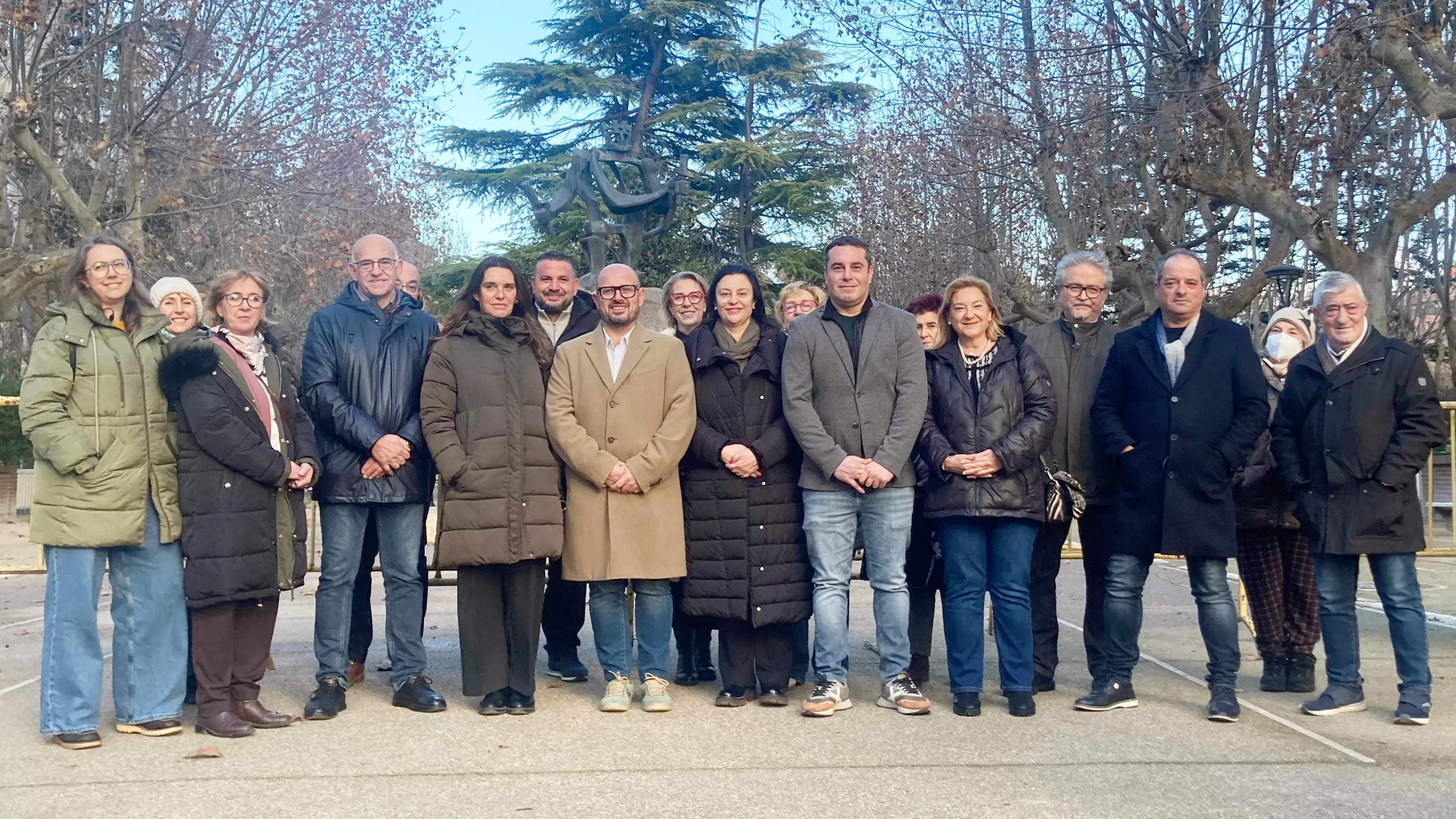 Candidatura del PAR de Huesca con Alberto Izquierdo con el Monumento a los Reyes de Aragón detrás