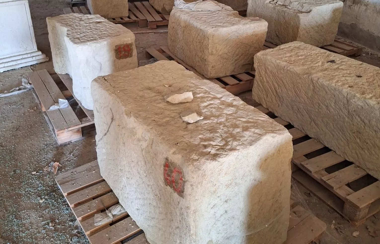 Los restos romanos de la avenida Monreal, ahora almacenados en dependencias del Gobierno de Aragón, regresan a su espacio original.