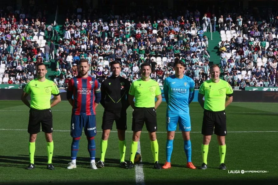Cid Camacho y los capitanes del Huesca y Córdoba en el partido de la temporada anterior