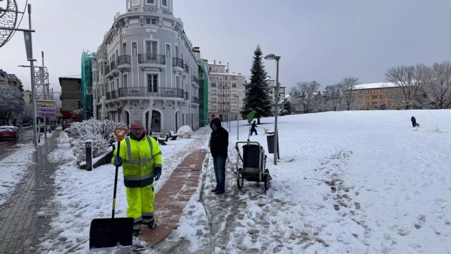 Labores de limpieza de la nevada caída en Jaca.