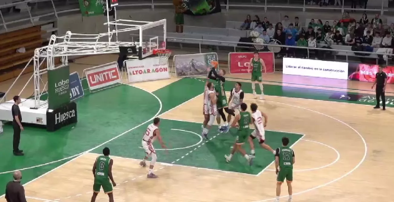 Jacco Fritz lanza a canasta para Lobe Huesca la Magia