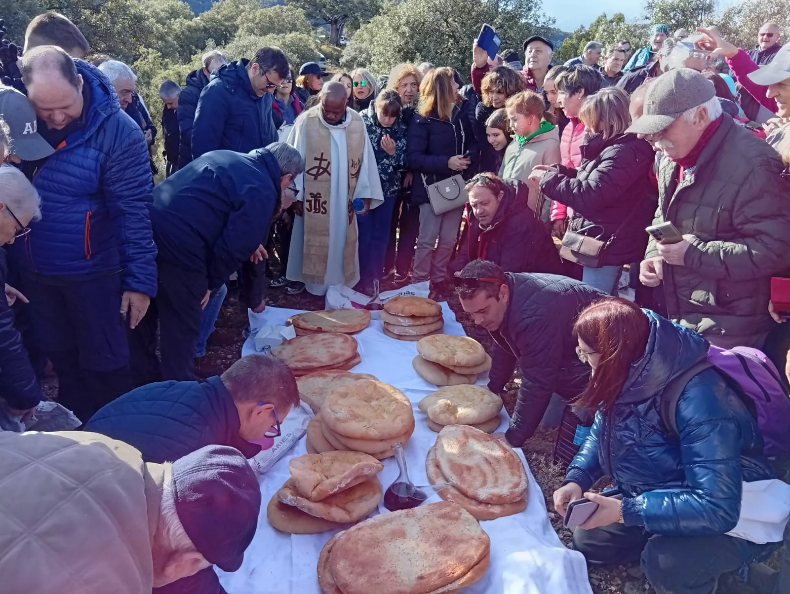 Vecinos de Abizanda y visitantes en torno a las tortas y el vino que han atraído a los langostos en la ermita de San Victorián. Foto Ismael Ferrer