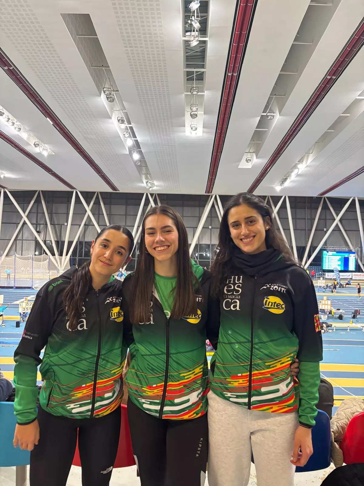 Teresa Santolaria, Nerea Supervía y Sara Muñoz en el control de Sabadell.