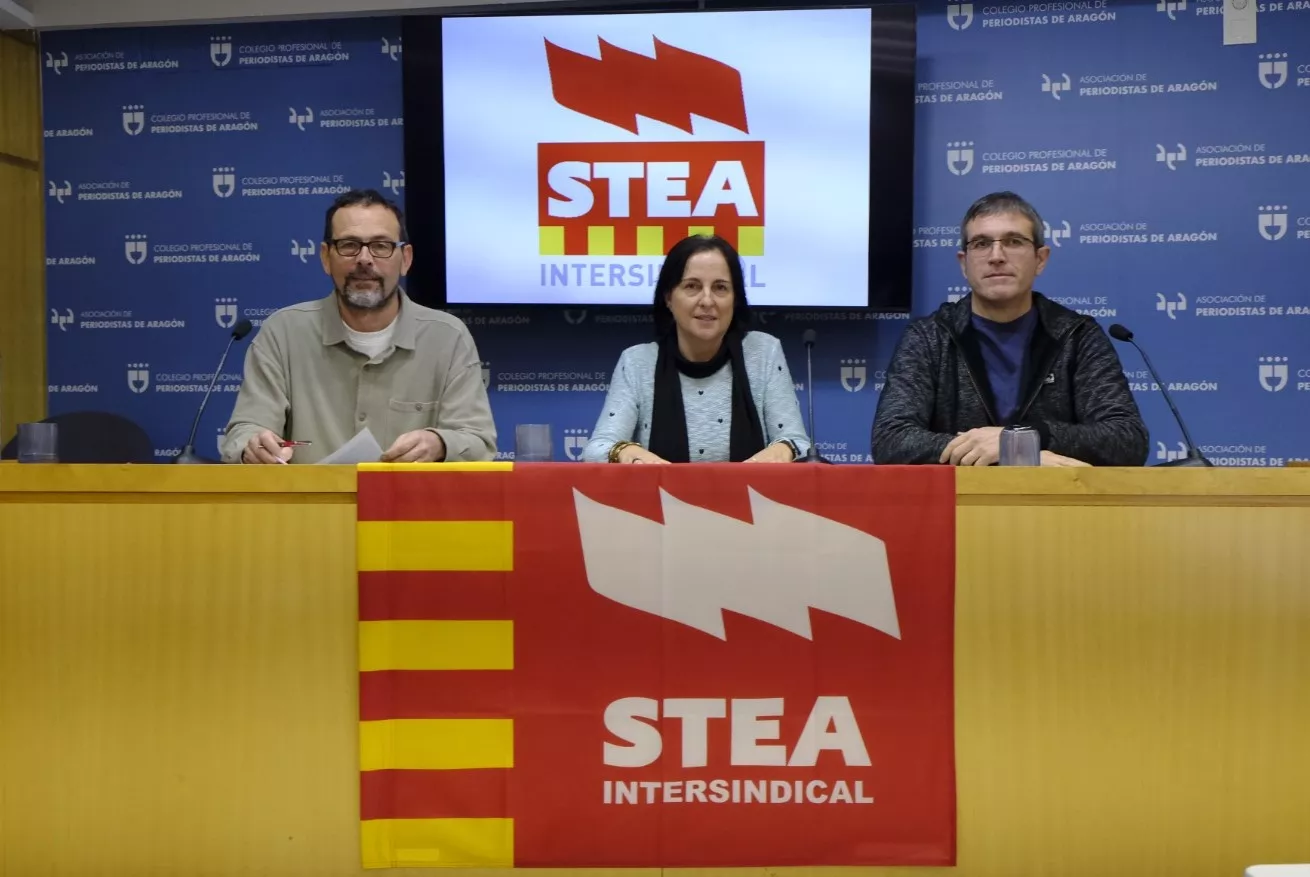 Tomás Sancho, María José Guerrero y Eduardo Loizaga, del sindicato STEA, en una rueda de prensa