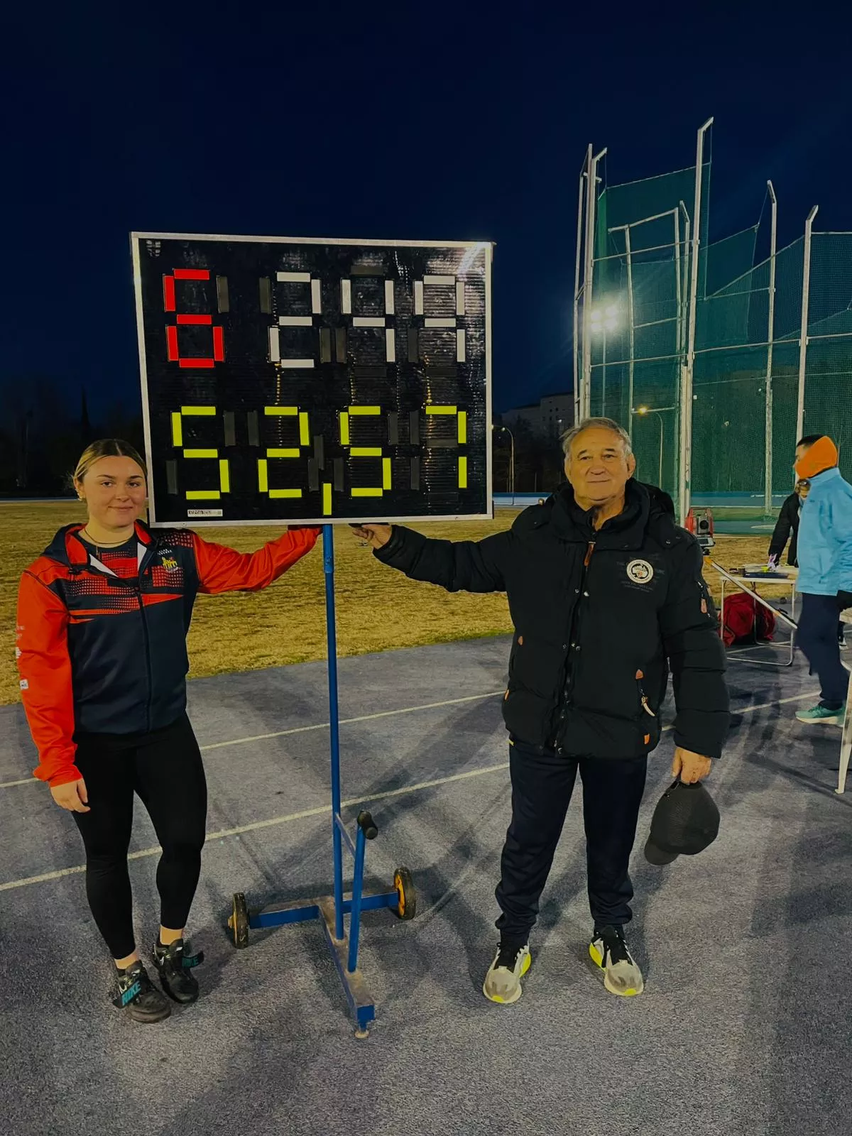 Noa López y su entrenador, Emiliano Díaz, con el nuevo récord de Aragón Sub-18