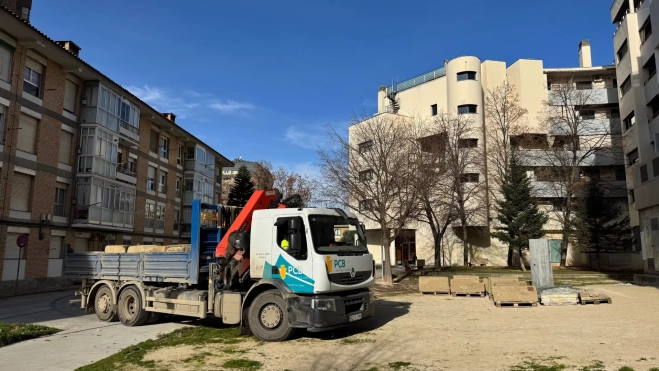 Imagen del traslado de los restos arqueológicos a su lugar original.