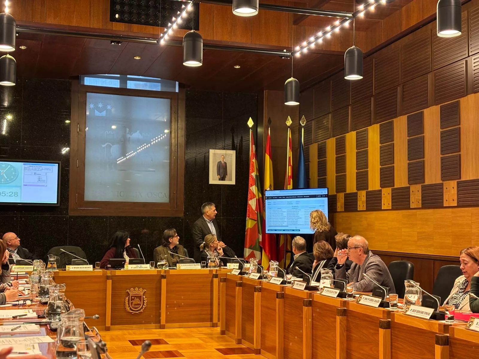 Sorteo para determinar la composición de las mesas electorales en el pleno del Ayuntamiento de Huesca.