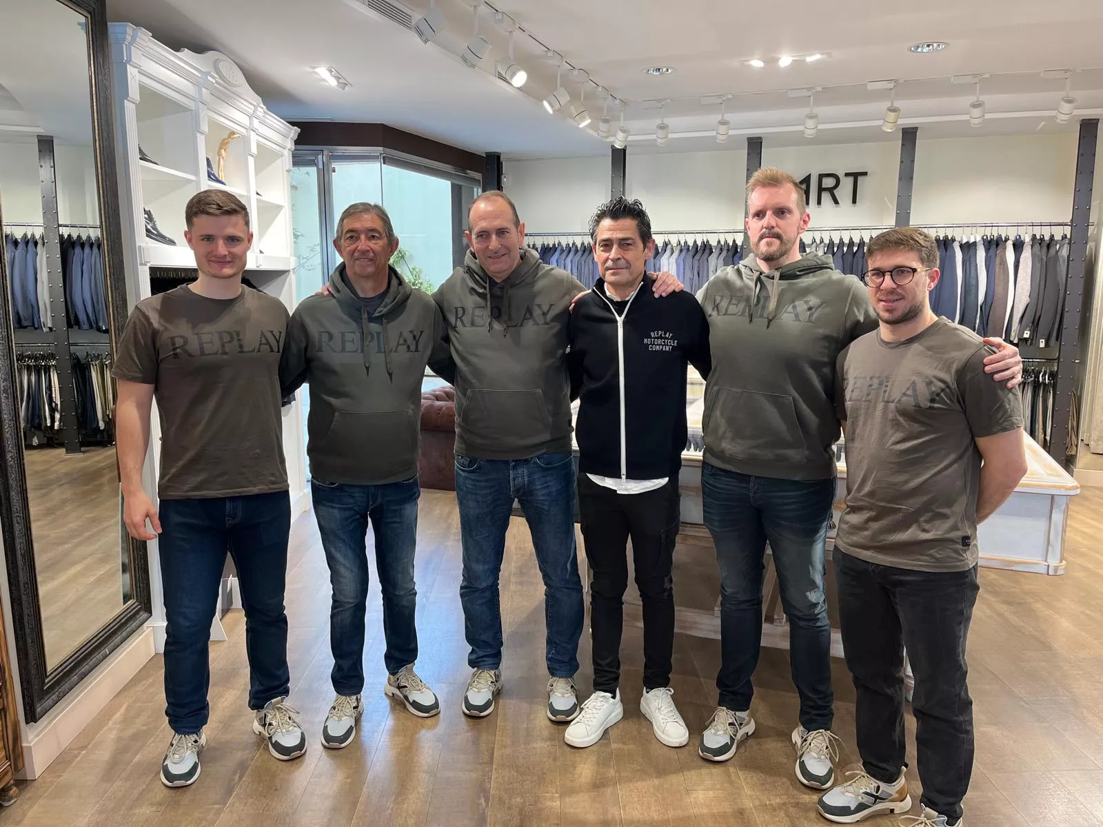 Cuerpo técnico de Bada Huesca en Mírate Moda Hombre. Foto: Adri Mora Cuerpo técnico de Bada Huesca en Mírate Moda Hombre. Foto: Adri Mora