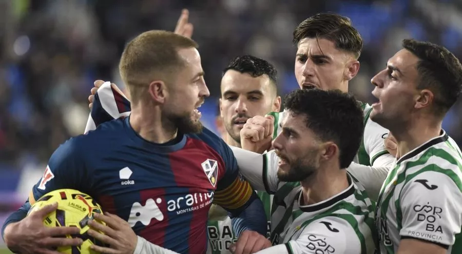 Jorge Pulido se enzarza con Carlos Isaac tras el gol del Córdoba. Foto: LaLiga