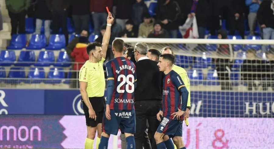 Momento de la expulsión de Lluís Sastre, tras finalizar el partido. Foto: LaLiga