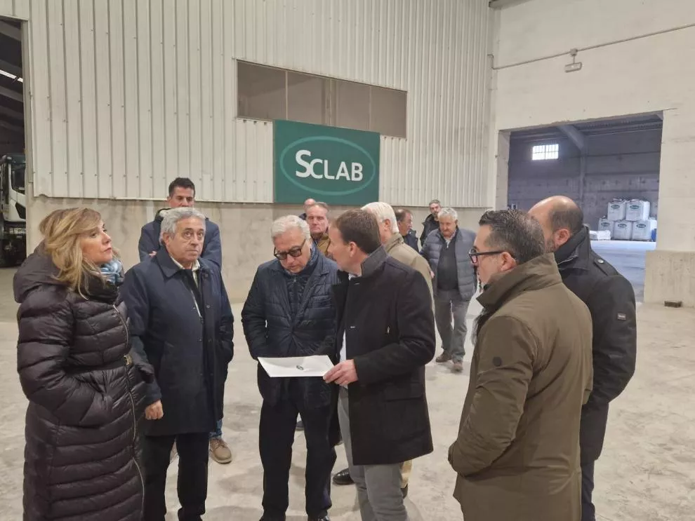 El consejero Rincón y Amparo Cuéllar en las instalaciones de la SCLAB de Barbastro