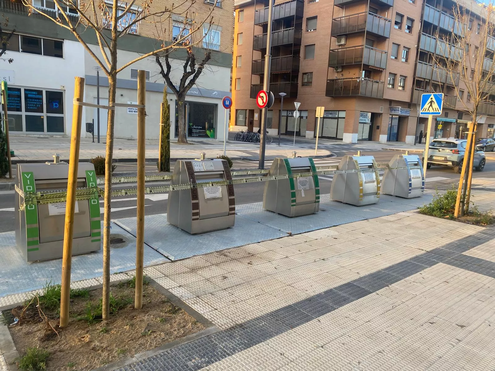 Contenedores precintados junto a Las Terrazas de San Jorge en Huesca