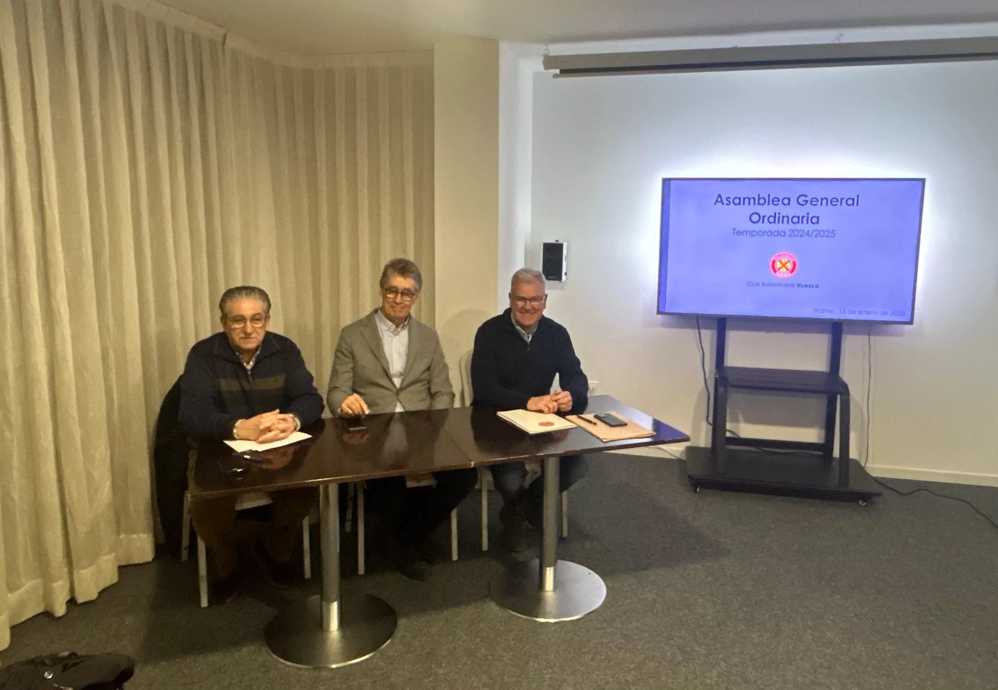 Montorio, Giné y Udina en la Asamblea celebrada este martes en el Hotel Abba. Bada Huesca, con buena salud económica. Foto: Bada Huesca Montorio, Giné y Udina en la Asamblea celebrada este martes en el Hotel Abba. Bada Huesca, con buena salud económica. Foto: Bada Huesca
