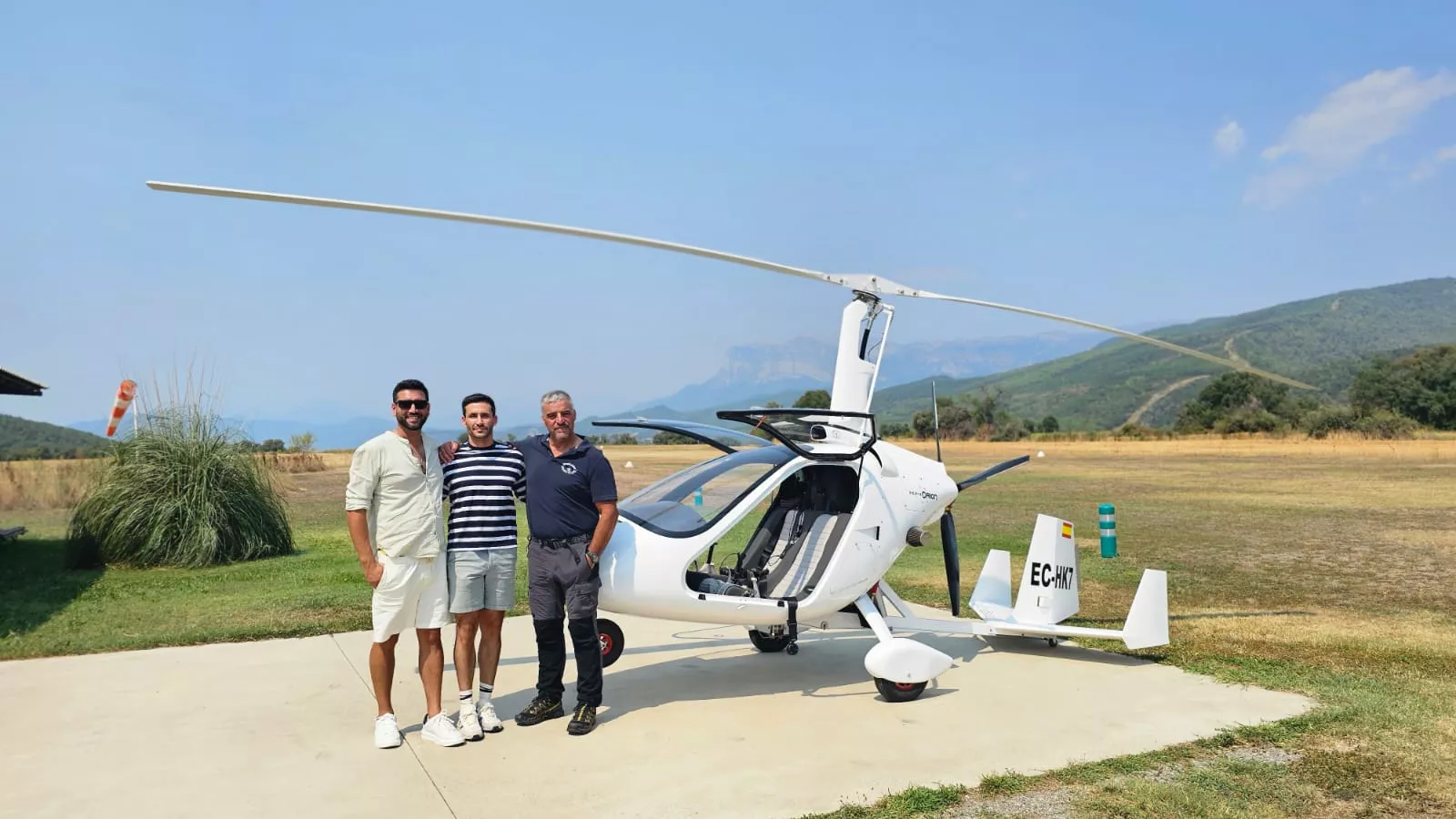 Luis de la Cierva en el centro junto a Rafa García en su visita al aeródromo de Coscojuela de Sobrarbe.
