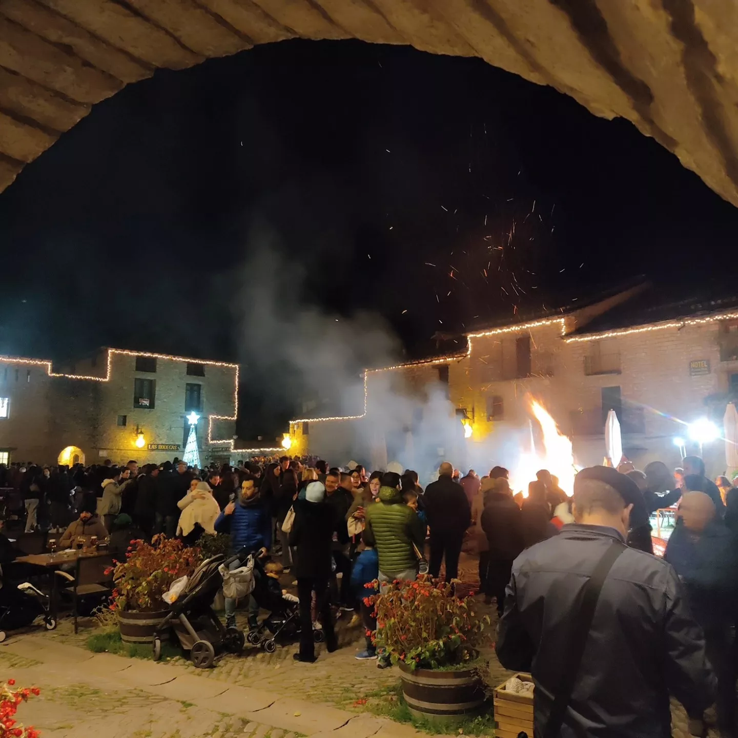 Aínsa enciende el invierno con las hogueras de los Santos Barbudos y la mirada puesta en la Ferieta.