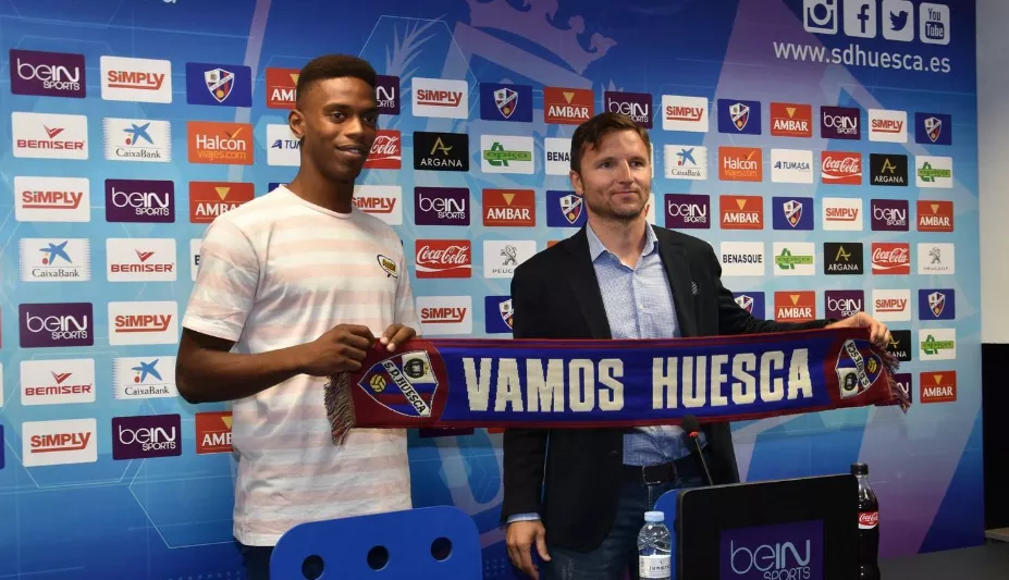 Jair Amador, junto a Lalo Arantegui, en la presentación como nuevo jugador del Huesca en 2016.