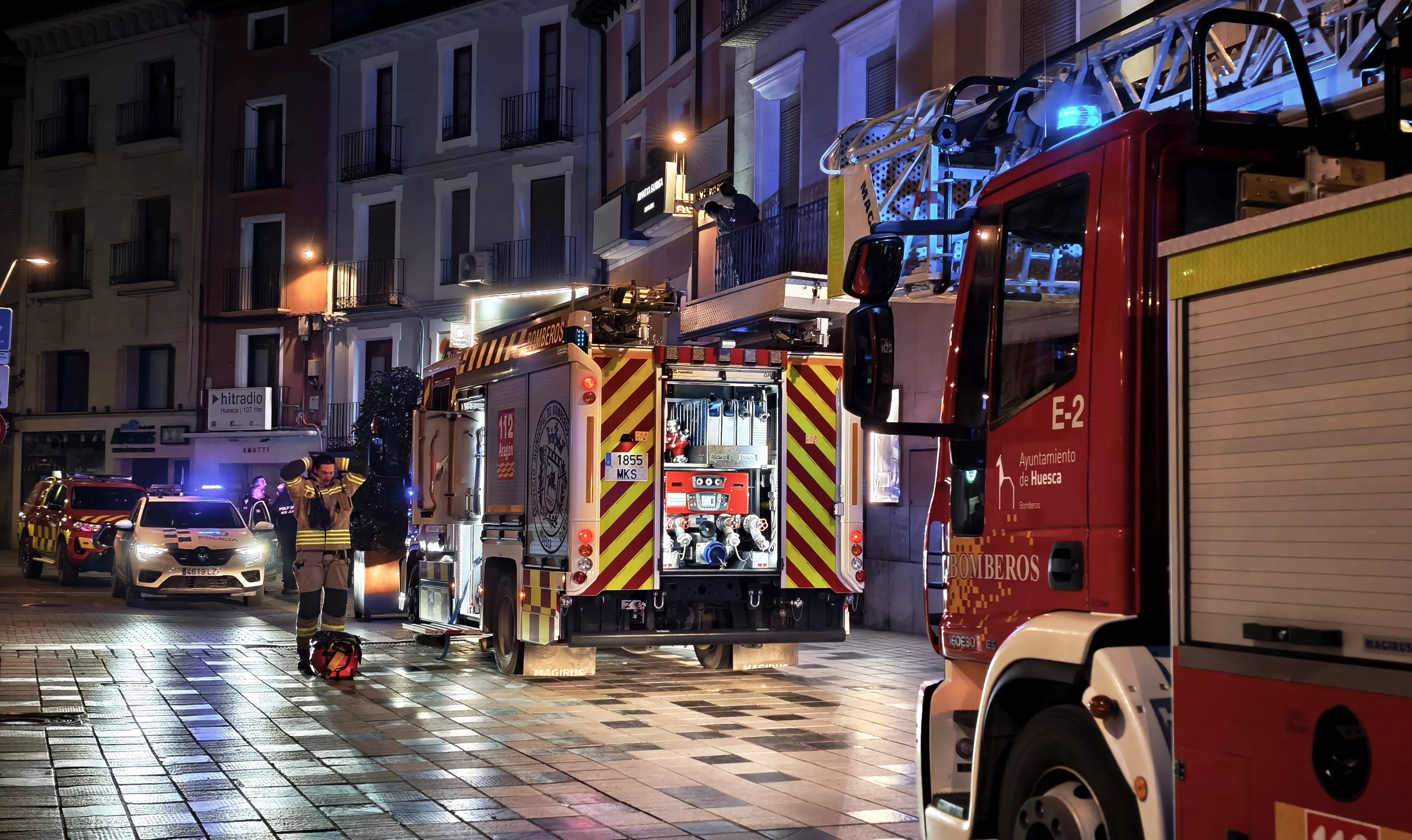Bomberos y otros efectivos junto al lugar del incendio. Foto María José Sampietro