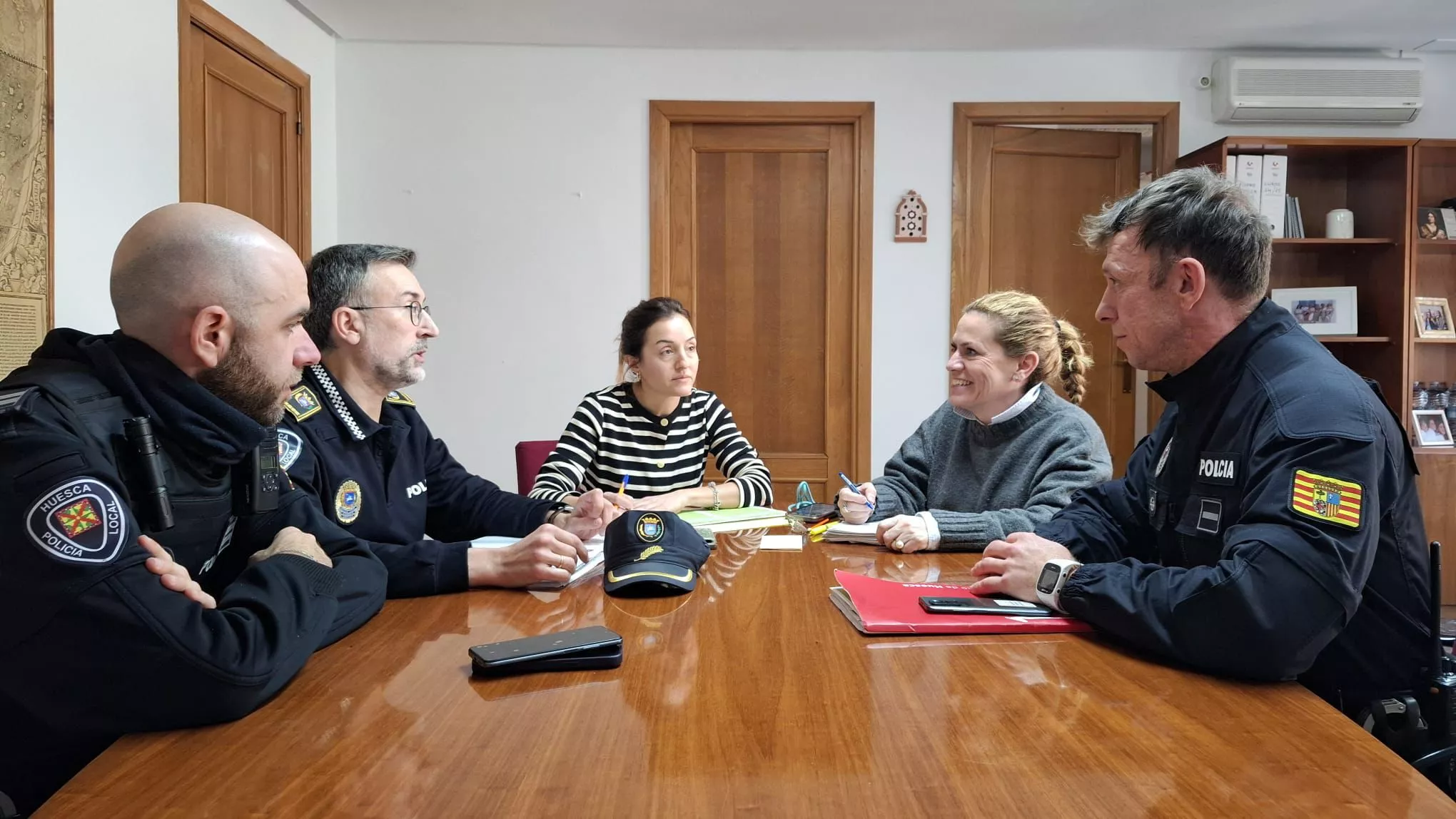 Reunión celebrada entre responsables policiales y educativos para abordar las actividades de Unidad Canina en los colegios de Huesca.
