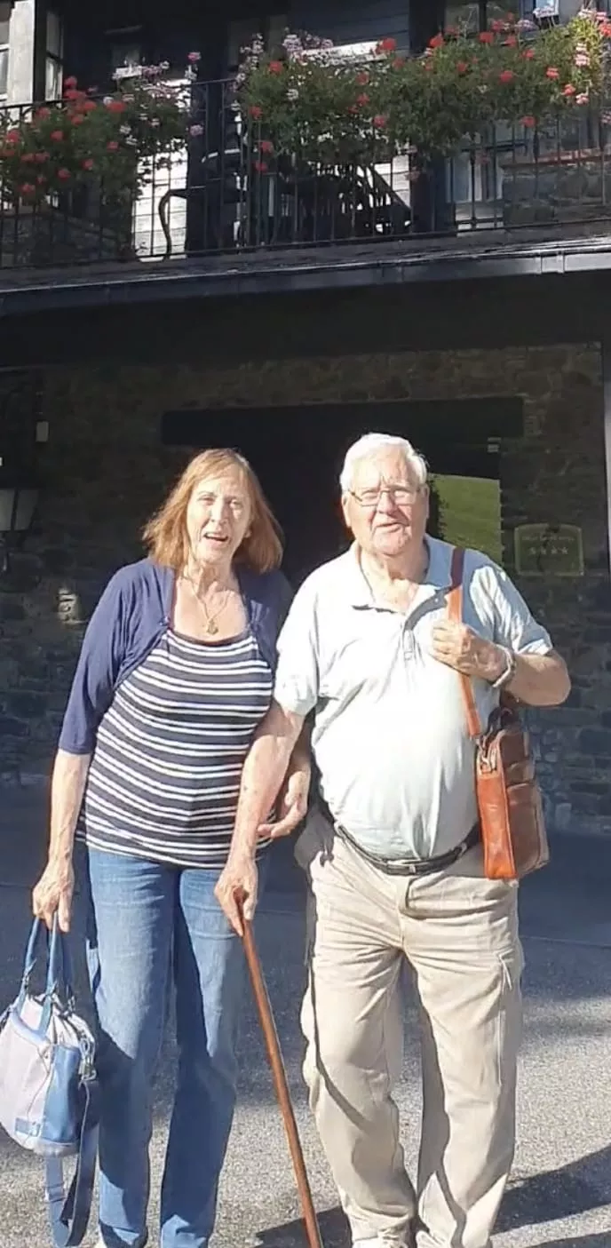 Antonio Escartín con Chonín Laplana, su compañera de vida sesenta años