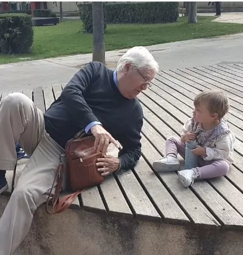 Antonio Escartín coin uno de sus nietos