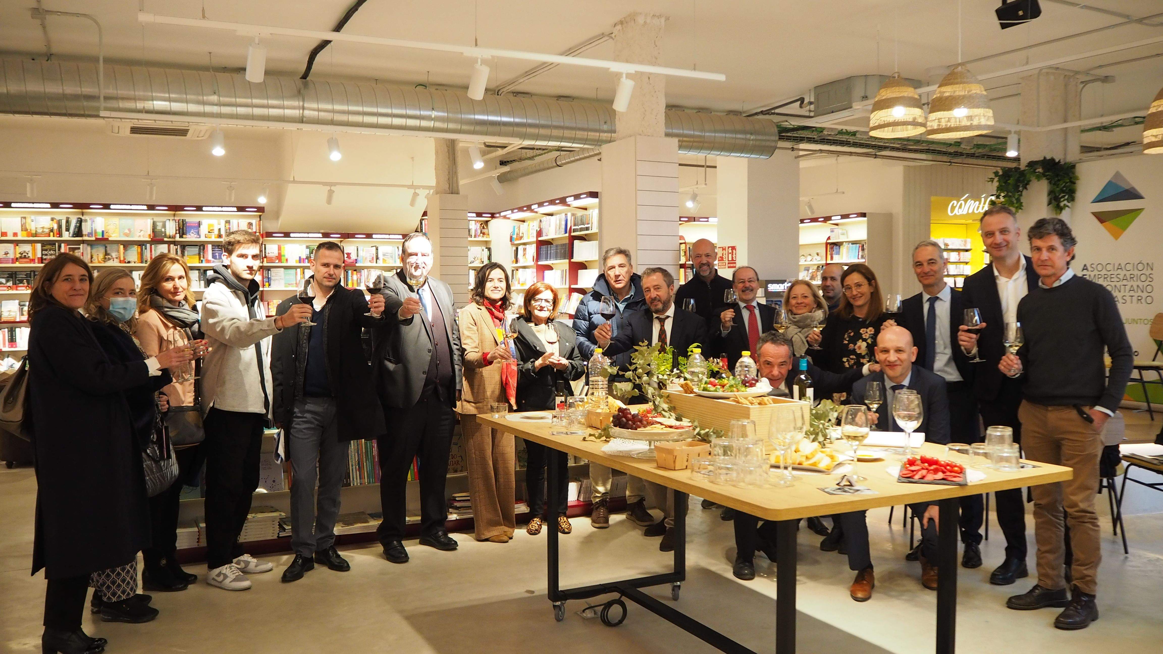 Brindis tras la presentación de la revista