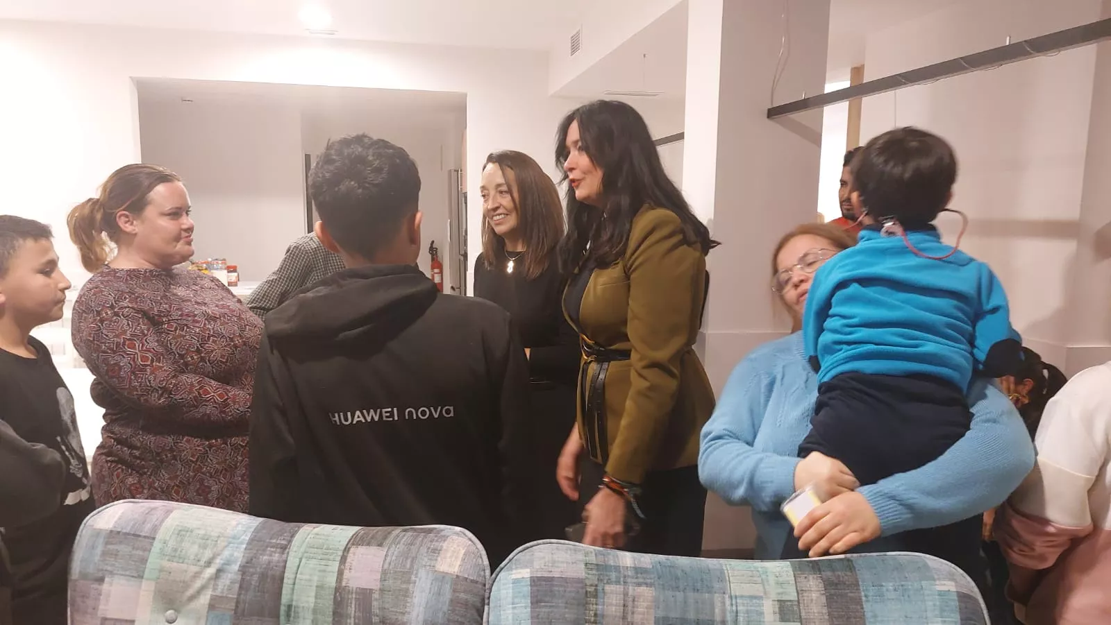 Lorena Orduna, Carmen Susín y María Charte en la Cruz Blanca esta tarde.