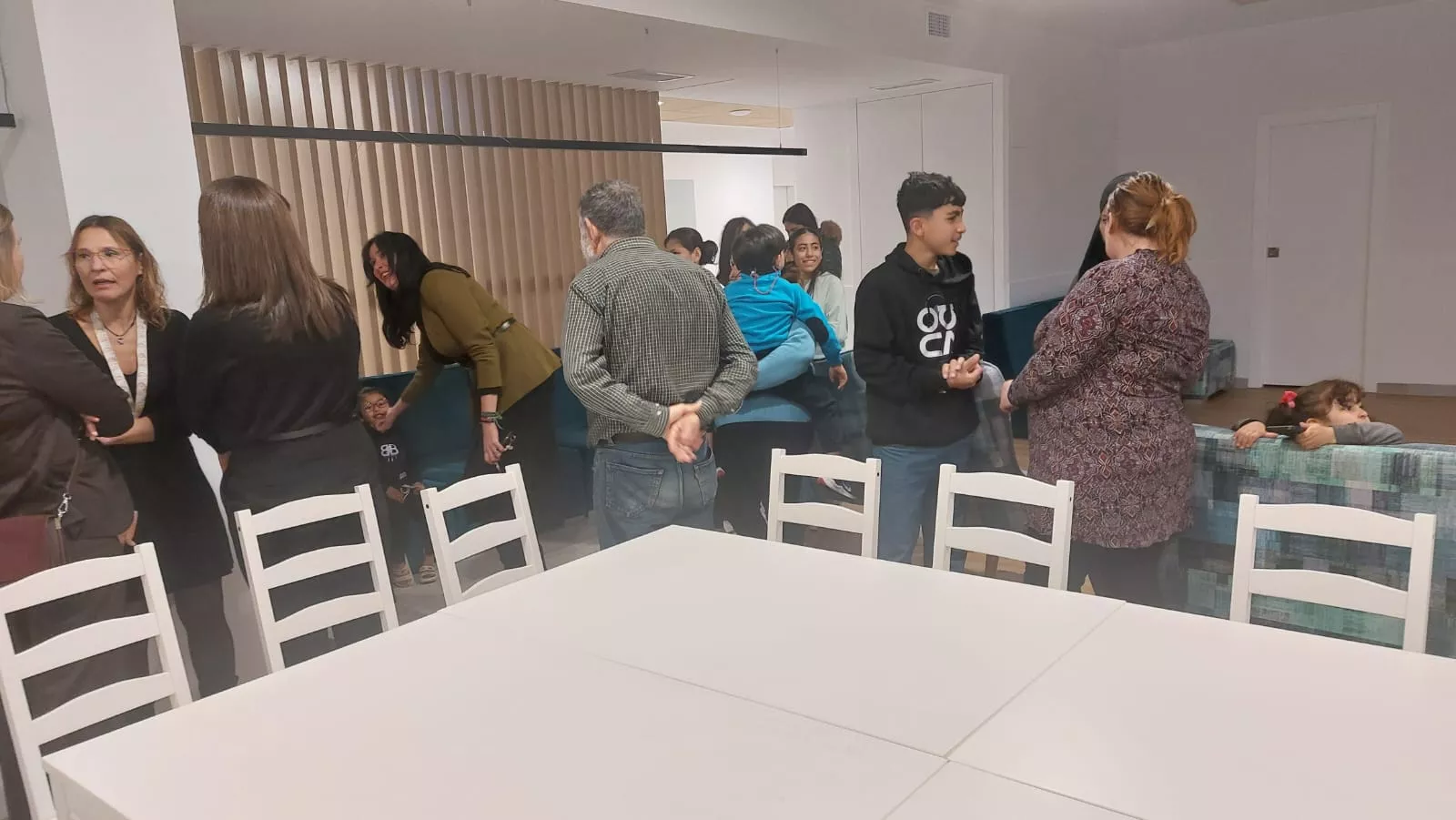 Visita de Carmen Susín y Lorena Orduna a la Cruz Blanca con los vecinos de Santa Clara