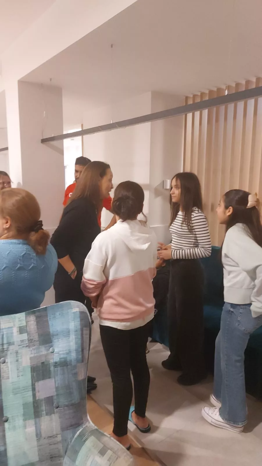 Visita de Carmen Susín y Lorena Orduna a la Cruz Blanca con los vecinos de Santa Clara