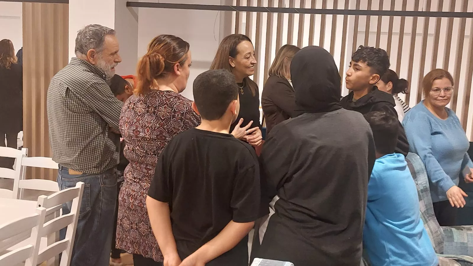 Visita de Carmen Susín y Lorena Orduna a la Cruz Blanca con los vecinos de Santa Clara