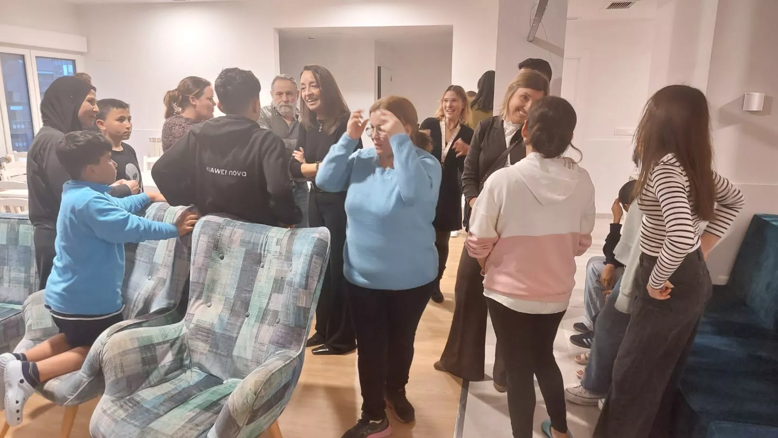 Visita de Carmen Susín y Lorena Orduna a la Cruz Blanca con los vecinos de Santa Clara