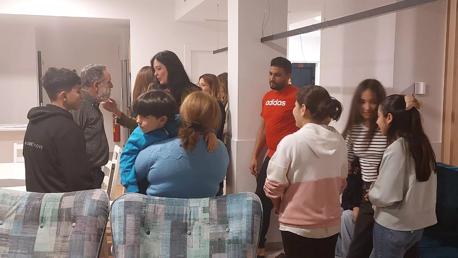 Visita de Carmen Susín y Lorena Orduna a la Cruz Blanca con los vecinos de Santa Clara