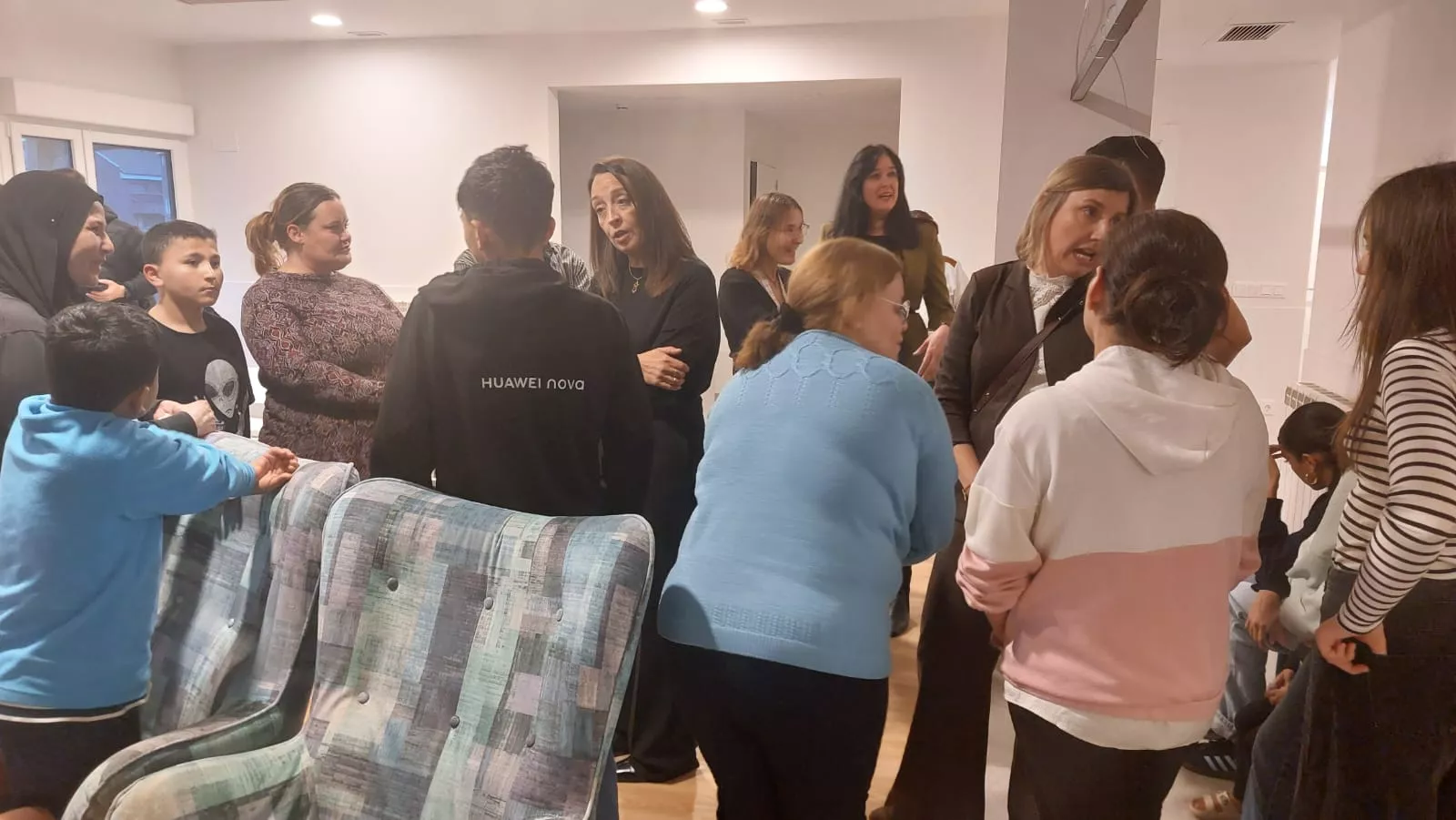 Visita de Carmen Susín y Lorena Orduna a la Cruz Blanca con los vecinos de Santa Clara