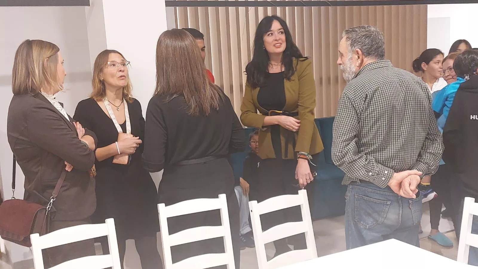 Visita de Carmen Susín y Lorena Orduna a la Cruz Blanca con los vecinos de Santa Clara